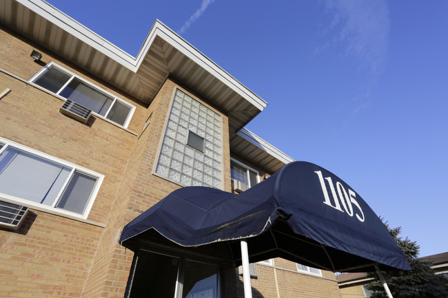 College Station Apartments in Wheaton, IL - Foto de edificio - Building Photo