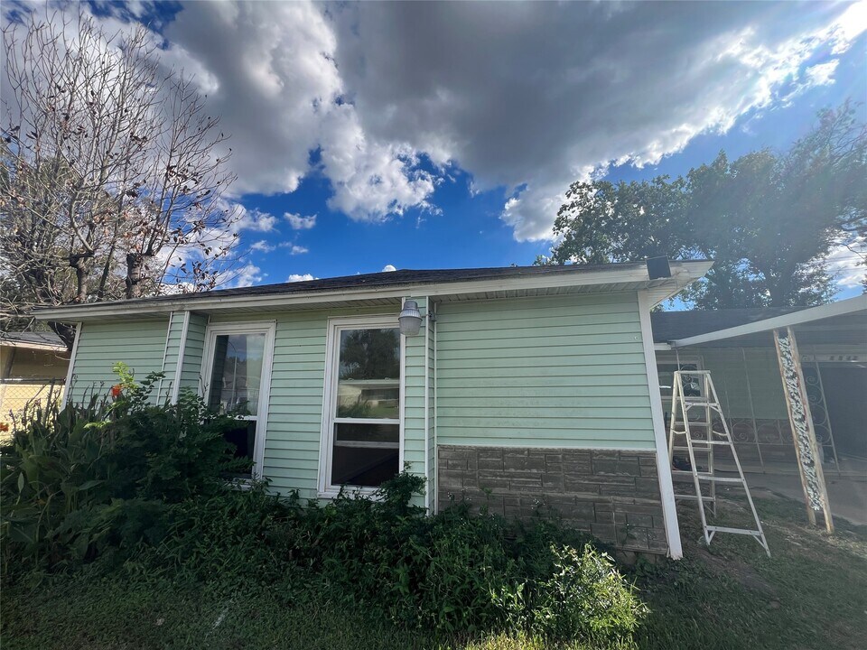 5942 Ridgeway Dr in Houston, TX - Building Photo