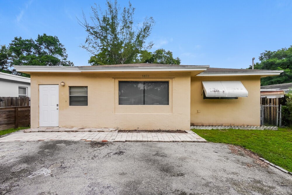 5809 Buchanan St in Hollywood, FL - Building Photo