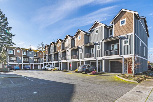 Rainier Terrace Townhomes in Lakewood, WA - Building Photo - Building Photo