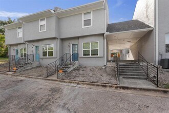 6211 Manor Rd in Austin, TX - Foto de edificio - Building Photo