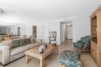 1520 Salzedo St, Unit F in Coral Gables, FL - Foto de edificio - Building Photo