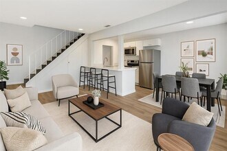 900 E Tiffany Dr in West Palm Beach, FL - Building Photo - Building Photo