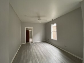 3033 S Troy St in Chicago, IL - Building Photo - Building Photo