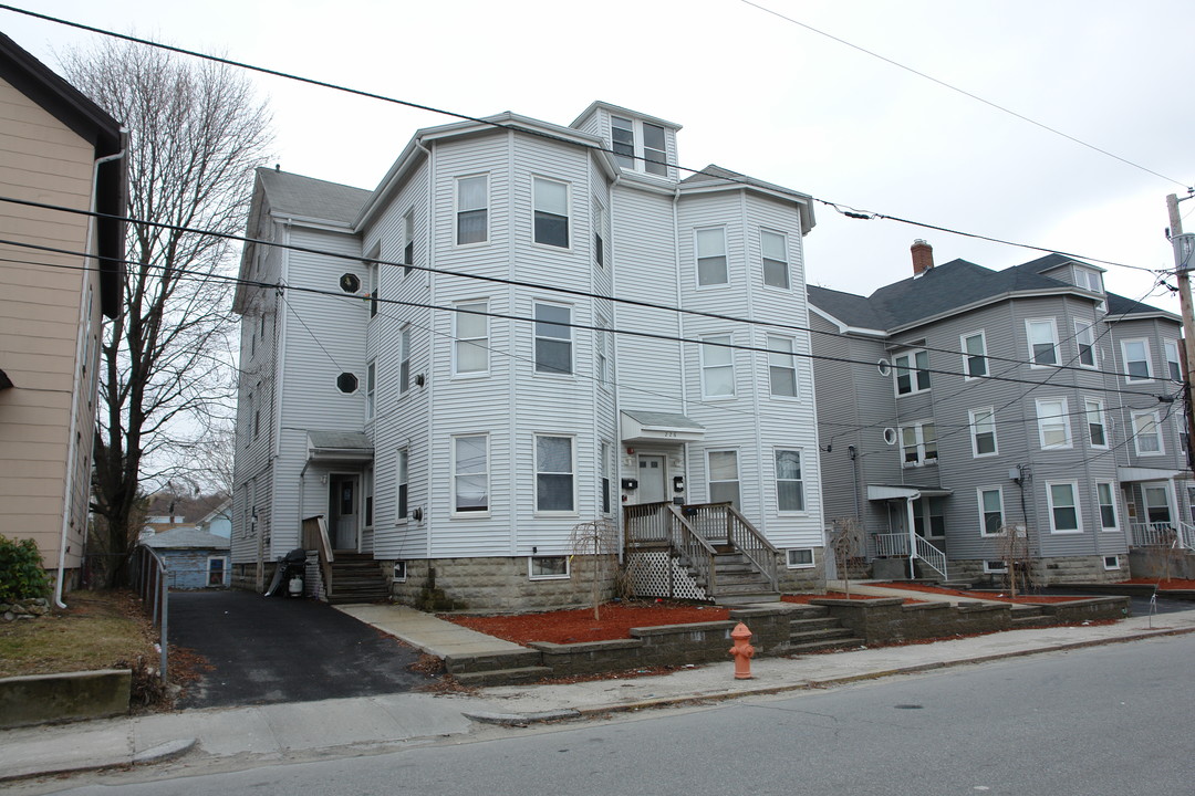 228 3rd Ave in Woonsocket, RI - Foto de edificio