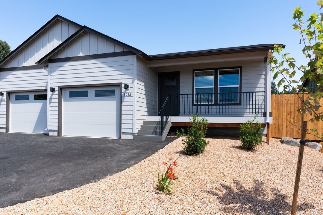 3082 SW 46th St in Redmond, OR - Building Photo