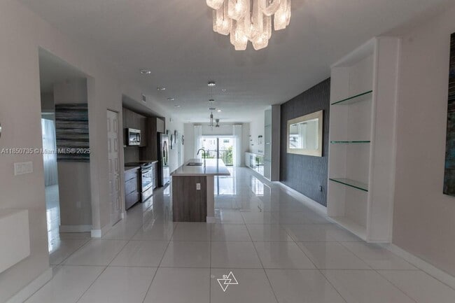 7805 NW 104th Ave in Doral, FL - Building Photo - Building Photo