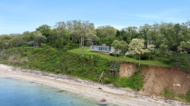31059 Middle Rd in Peconic, NY - Building Photo - Building Photo