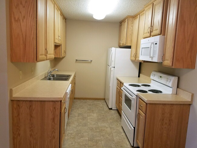 Ashland Apartments in Watertown, SD - Building Photo - Building Photo