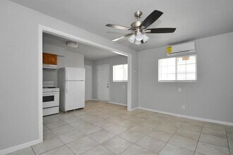 8127 Colonial Ln in Houston, TX - Building Photo - Building Photo