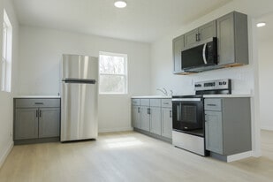 Green Gable Cottages in Burlington, IA - Building Photo