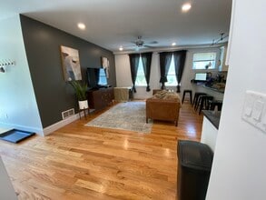 12 Fern St, Unit 1 in Boston, MA - Foto de edificio - Building Photo