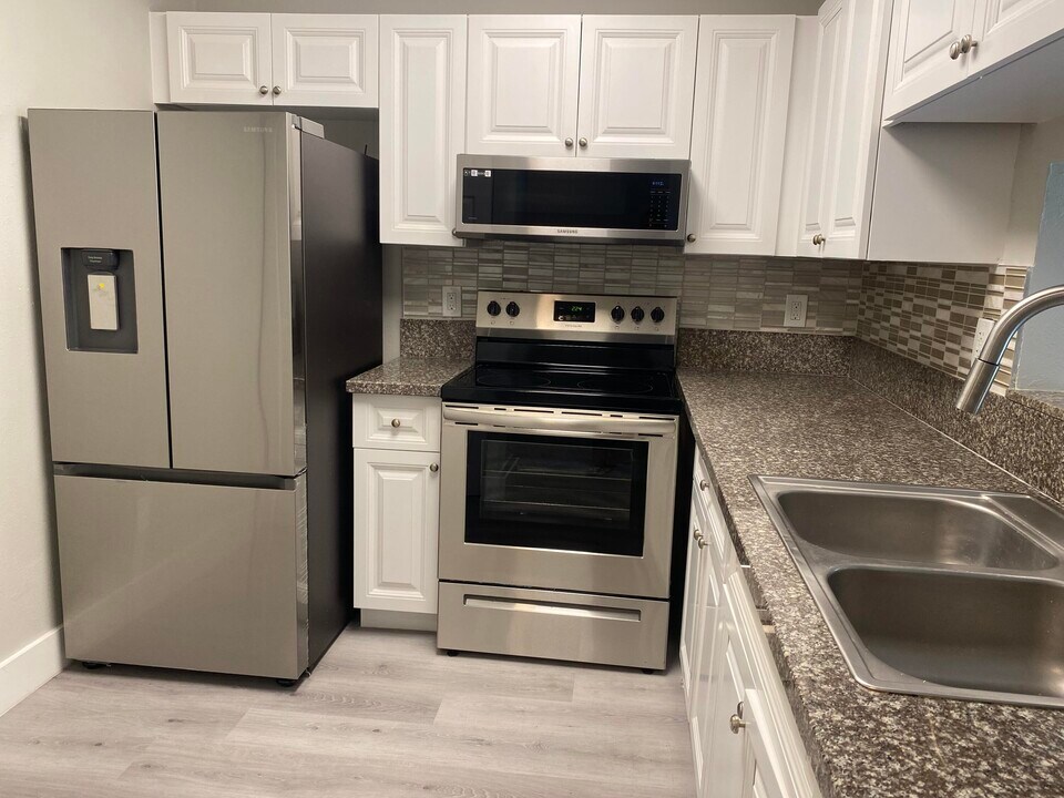 11430 NW 43rd St in Coral Springs, FL - Building Photo