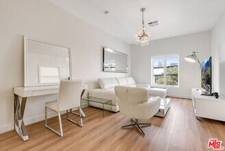 6212 Santa Monica Blvd in Los Angeles, CA - Foto de edificio - Building Photo