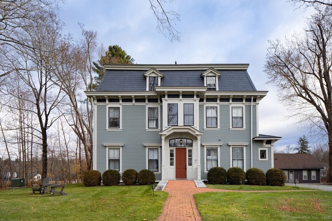 31 Sharon Rd in Salisbury, CT - Building Photo