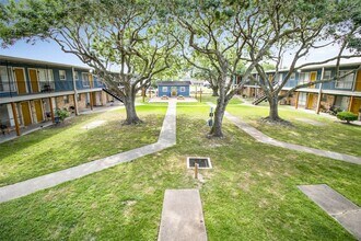 1305 Memorial Dr, Unit 32 in Baytown, TX - Building Photo - Building Photo
