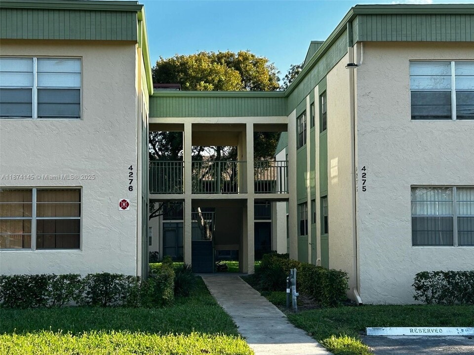 4276 NW 89th Ave in Coral Springs, FL - Building Photo