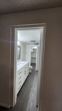 6770 S Springpark Ave, Unit B2 in Los Angeles, CA - Building Photo - Building Photo