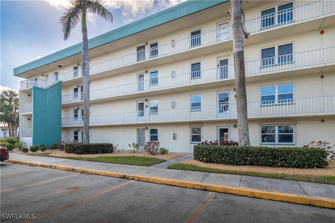 1660 Pine Valley Dr in Ft. Myers, FL - Building Photo