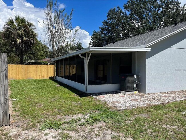 1465 Tiverton Dr in Brandon, FL - Building Photo - Building Photo