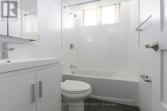 525 Eglinton Ave E in Toronto, ON - Building Photo - Building Photo