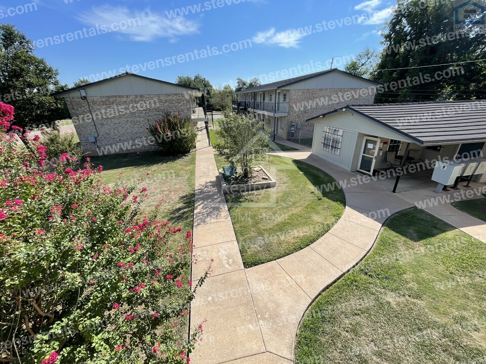 1502 NW Kingsbury Ave in Lawton, OK - Building Photo