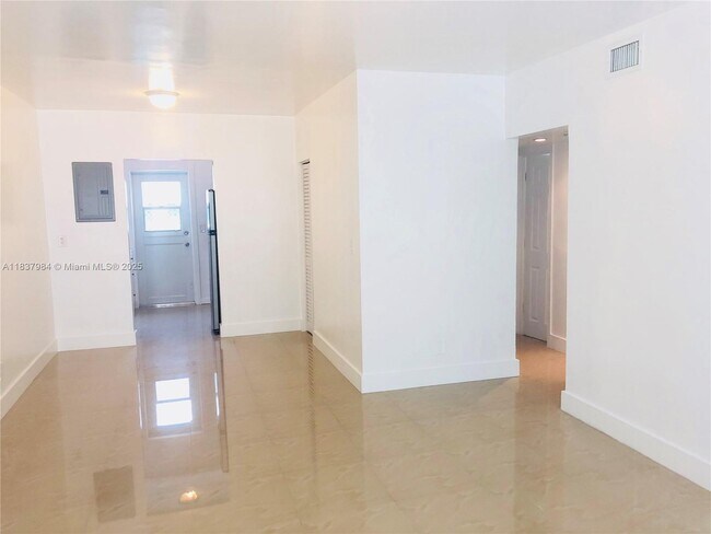 8227 Crespi Blvd in Miami Beach, FL - Building Photo - Building Photo
