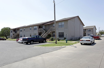 Twin Oaks Apartments in Claremore, OK - Building Photo - Building Photo