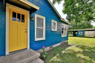 302 Olive St in Smithville, TX - Building Photo - Building Photo