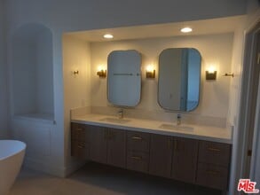 10122 Empyrean Way in Los Angeles, CA - Building Photo - Building Photo