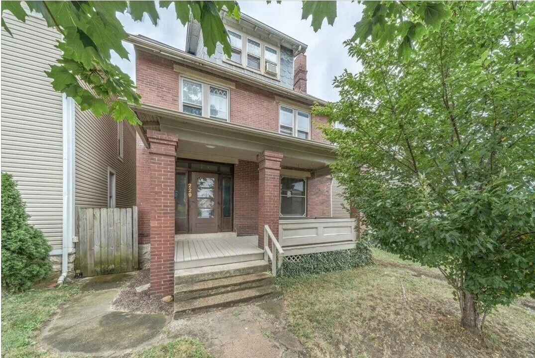 229 E 11th Ave in Columbus, OH - Building Photo