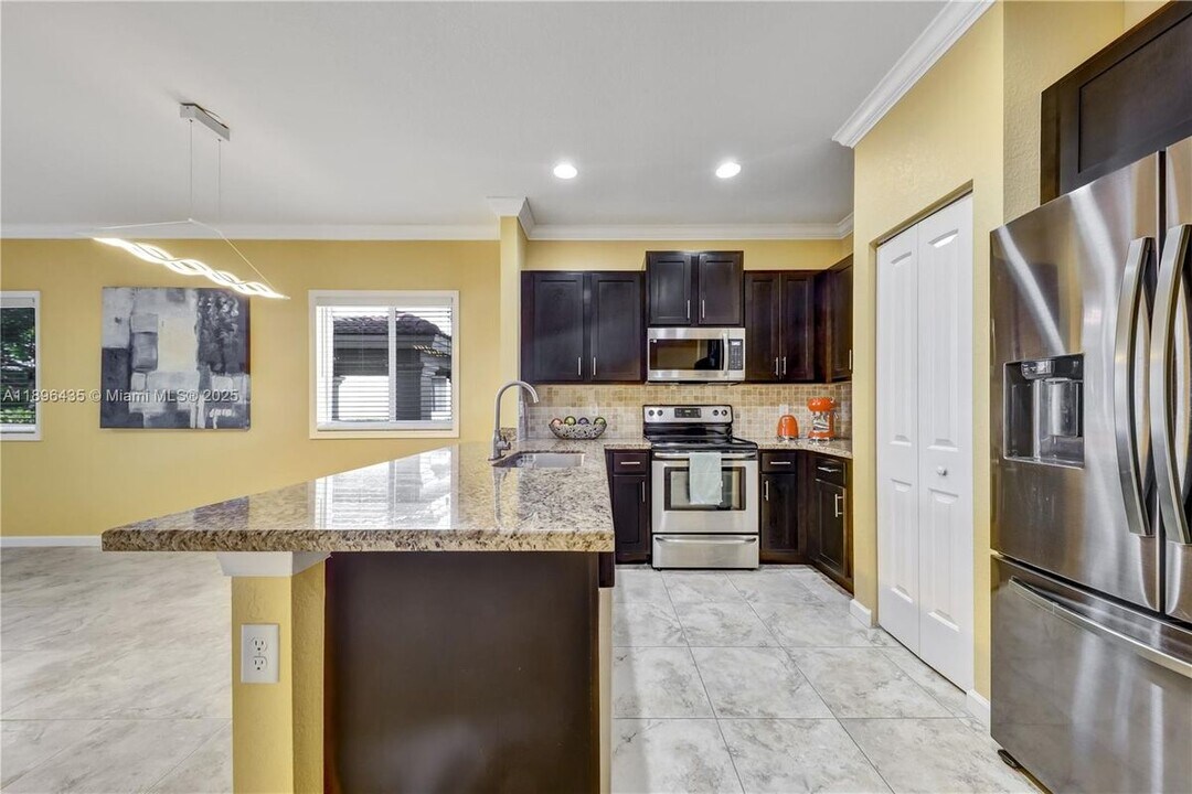 346 NE 47th Pl in Pompano Beach, FL - Building Photo