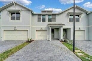 5748 SE Edgewater Cir in Stuart, FL - Building Photo