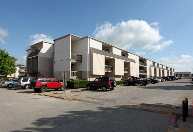 Harvey's Racquet Club Apartments in Dallas, TX - Foto de edificio - Building Photo