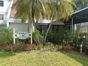 200 Lakeview Dr in Weston, FL - Building Photo - Building Photo