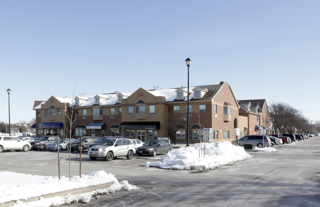 St. Andrew's Shopping Center Apartments in Aurora, ON - Building Photo