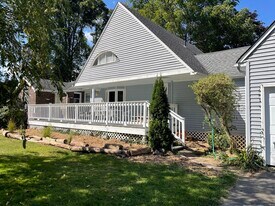 125 Old Sachems Head Rd in Guilford, CT - Building Photo