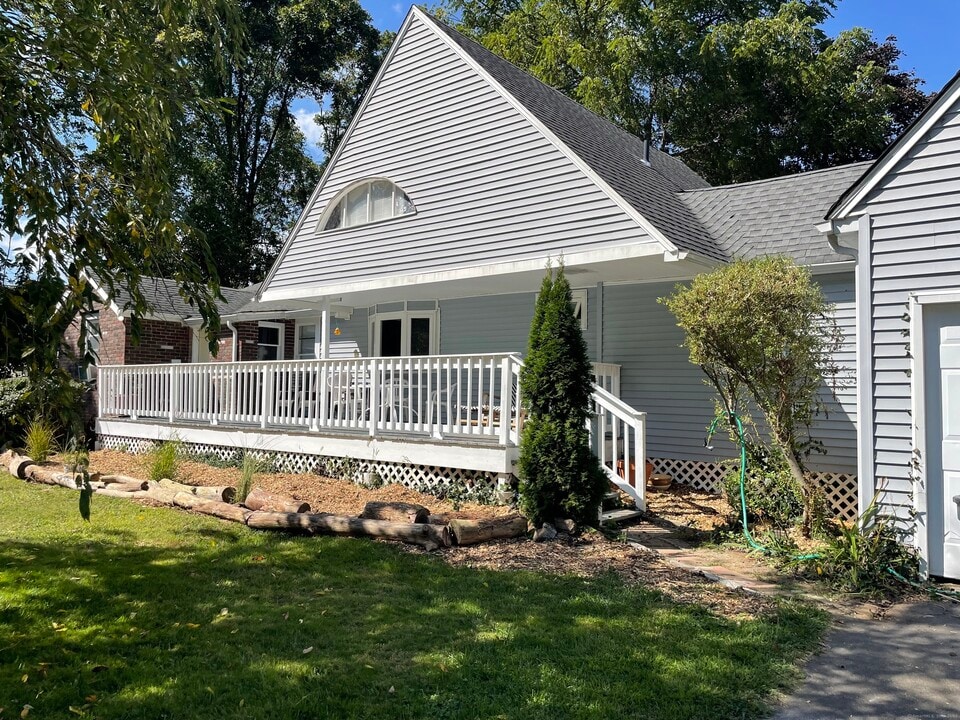 125 Old Sachems Head Rd in Guilford, CT - Foto de edificio