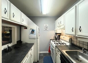 9 Boulder Ct in Coram, NY - Building Photo - Building Photo