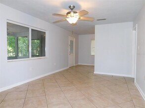 537 NW 34th Terrace in Gainesville, FL - Foto de edificio - Building Photo