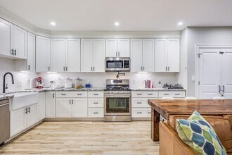 142 W 8th St, Unit 142 W 8th #1 in Boston, MA - Foto de edificio - Building Photo