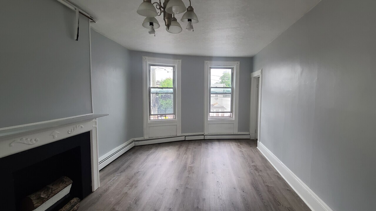 302 Summit Ave, Unit 2 in Jersey City, NJ - Building Photo