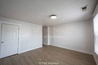 2211 E New York St, Unit B in Indianapolis, IN - Foto de edificio - Building Photo