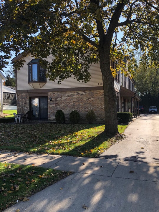 131 Newberry Ave-Unit -2S in Libertyville, IL - Building Photo