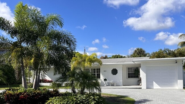 464 NW 11th St