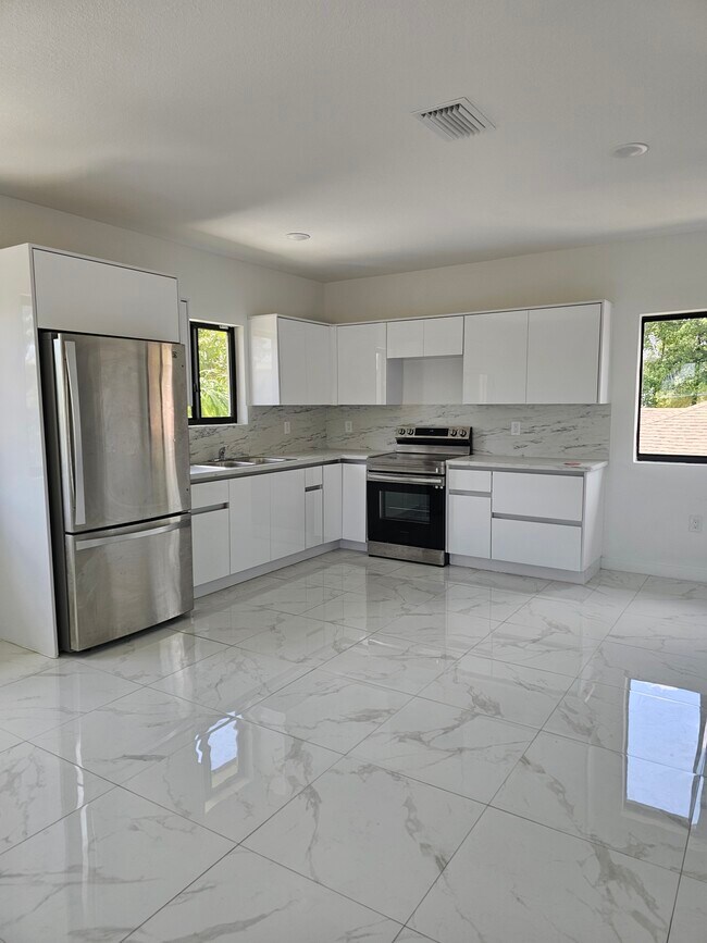 1101 NW 105th St in Miami, FL - Building Photo - Building Photo