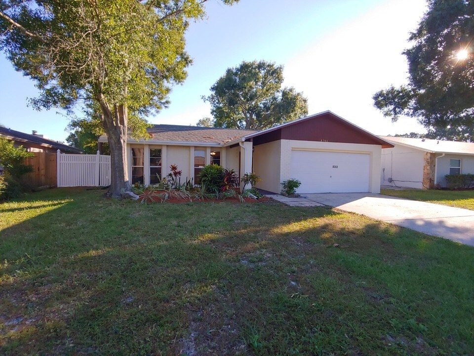 8362 Somerset Dr in Largo, FL - Building Photo