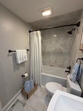 7602 Lakeside Village Dr, Unit C in Falls Church, VA - Foto de edificio - Building Photo