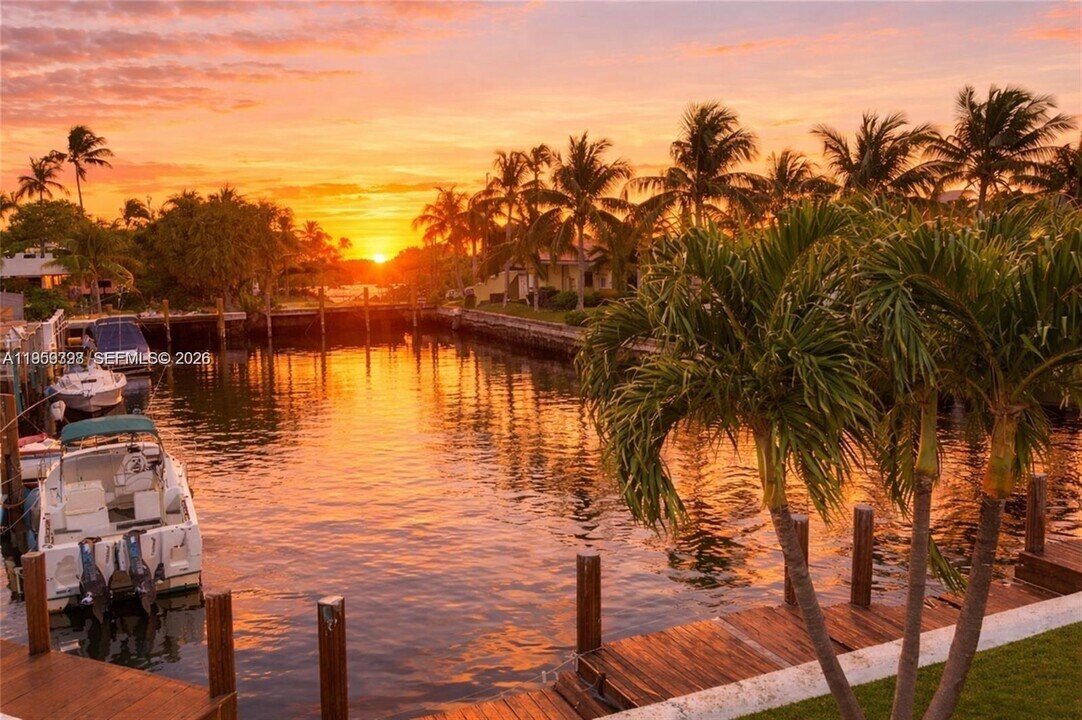 301 E McNab Rd in Pompano Beach, FL - Building Photo