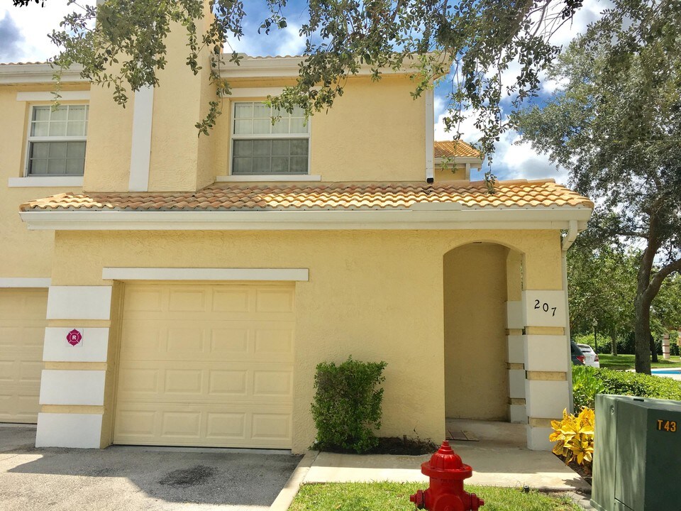 142 SW Peacock Blvd-Unit -22207 in Port St. Lucie, FL - Building Photo